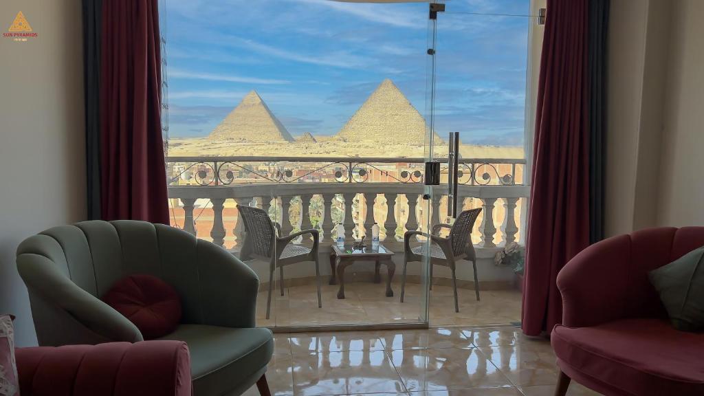 Posezení v ubytování Full Pyramids View Apartment with Balcony For 8 P