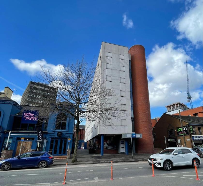 un edificio en una calle con coches aparcados delante en ETAP Hotel Belfast, en Belfast