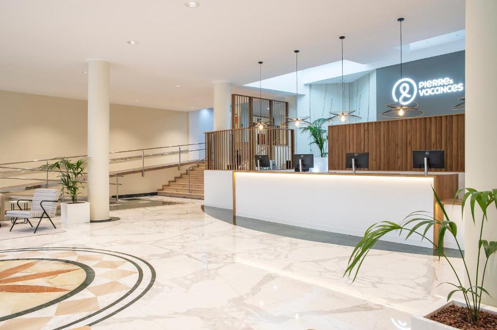 The lobby or reception area at Hotel Benidorm East by Pierre & Vacances