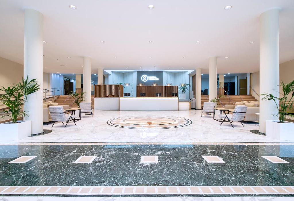 A seating area at Hotel Benidorm East by Pierre & Vacances