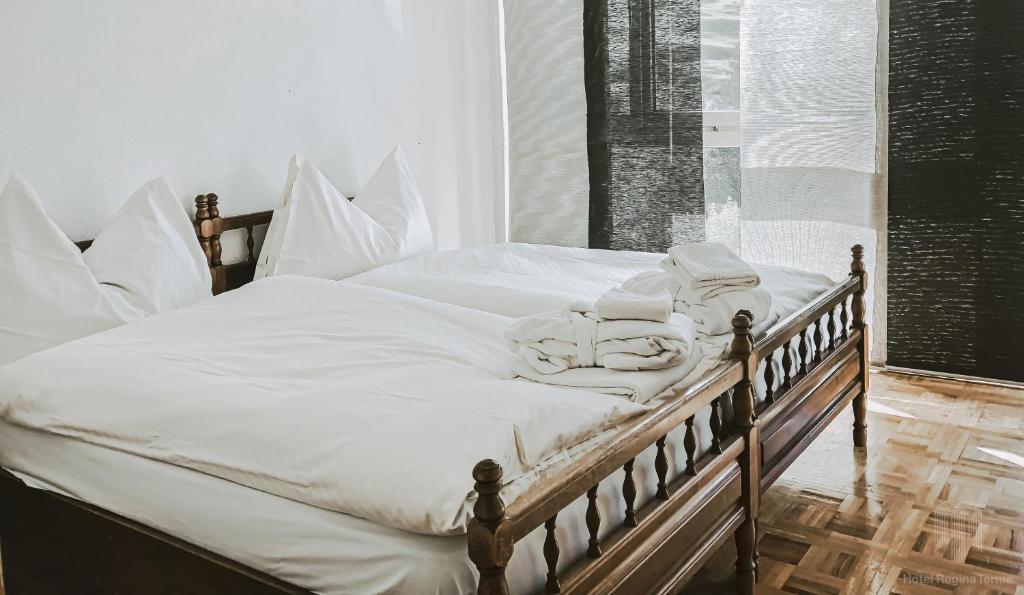 Postel nebo postele na pokoji v ubytování Hotel Regina Terme