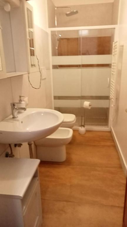 biała łazienka z umywalką i toaletą w obiekcie Casa Belzoni w Padwie