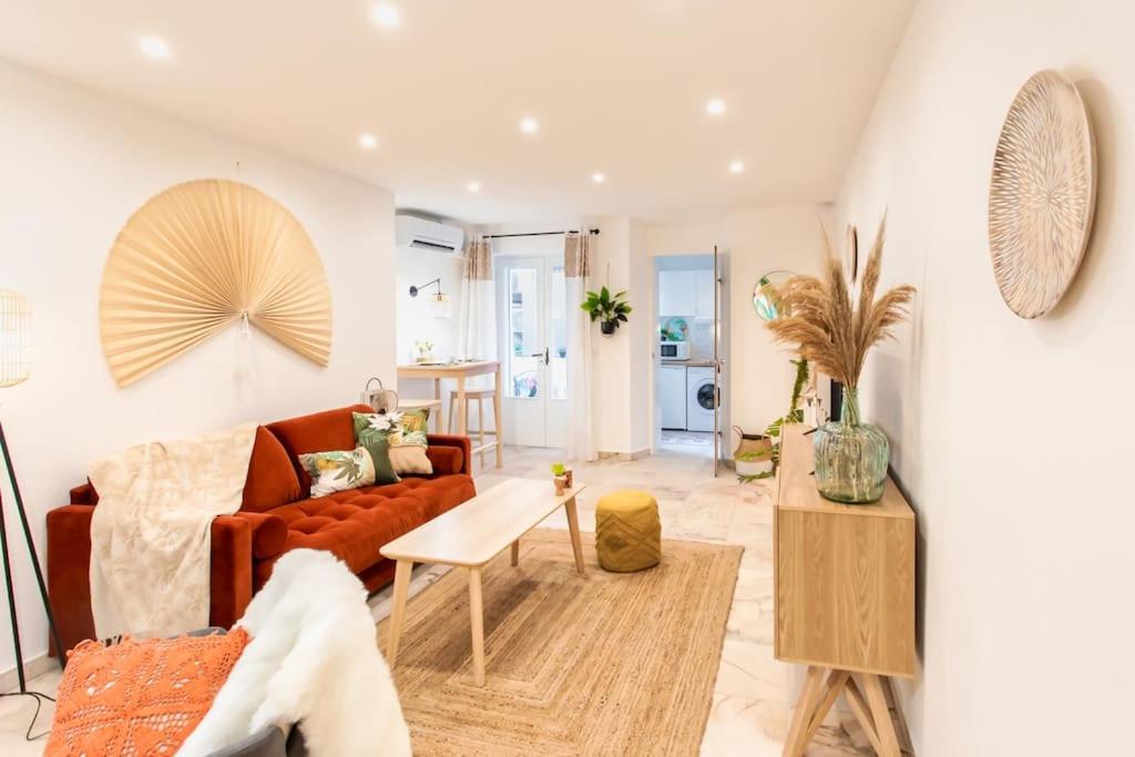 un salon avec un canapé et une table dans l'établissement C6 - Studio Rue Félix Faure 2 min Palais Festivals - AC & Balcony, à Cannes