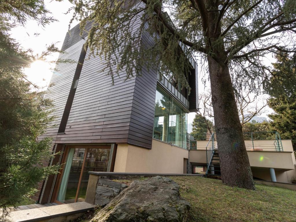 una casa con un albero di fronte di Mamma Ciccia - ecofriendly villa on Lake Como a Malgrate