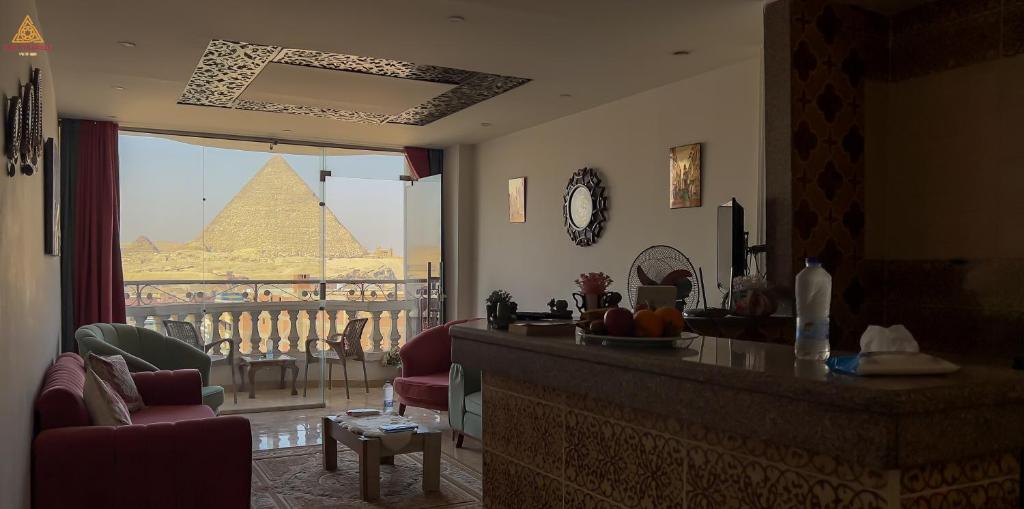 Posezení v ubytování Full Pyramids View Apartment with Balcony For 8 P