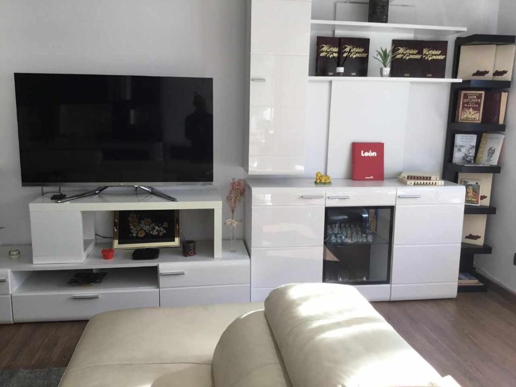 Televízia a/alebo spoločenská miestnosť v ubytovaní Gran piso alto LuzDiseño centrico con garaje