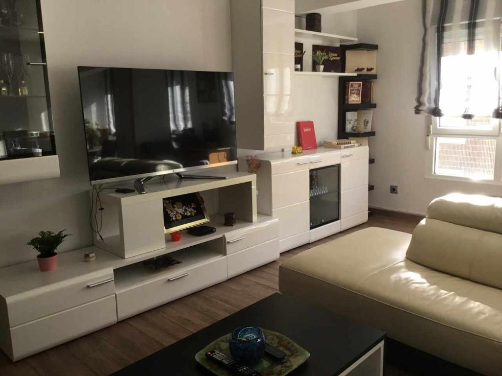 Televízia a/alebo spoločenská miestnosť v ubytovaní Gran piso alto LuzDiseño centrico con garaje