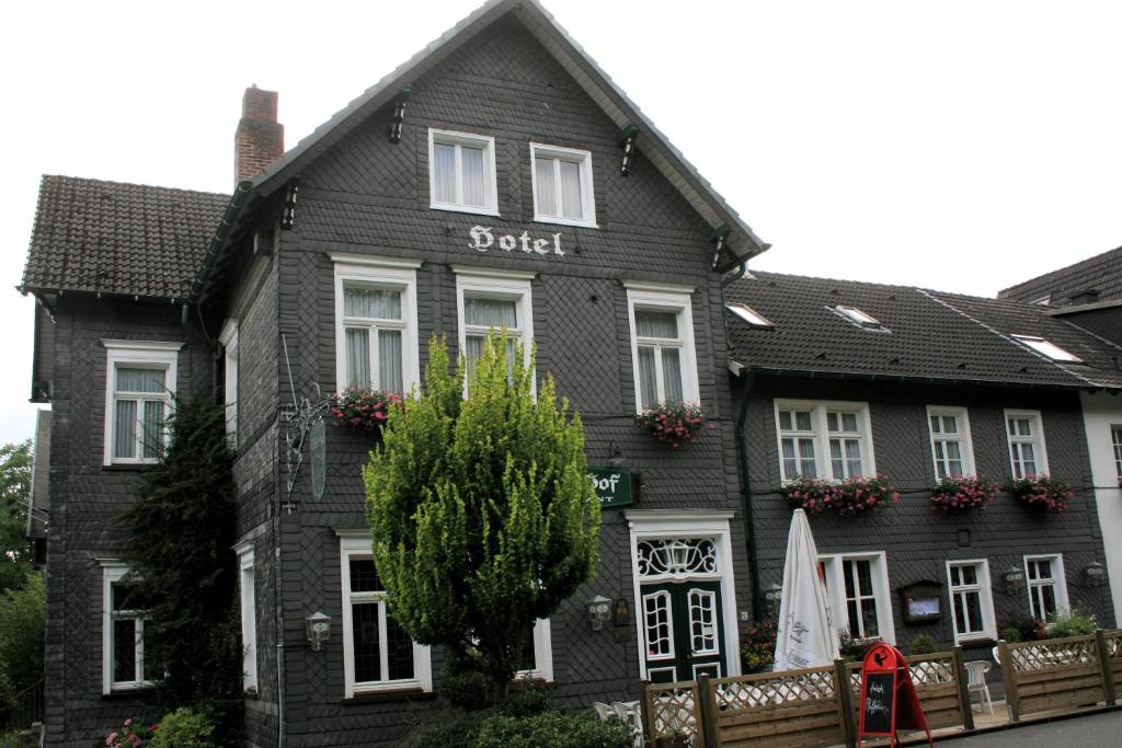 un edificio negro con un letrero falso en él en Bergischer Hof - Bergischer Hofgarten, en Windeck