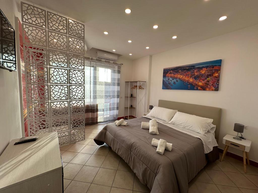 ein Schlafzimmer mit einem großen Bett mit Handtüchern darauf in der Unterkunft B&B OFF Rooms and Relax in Neapel