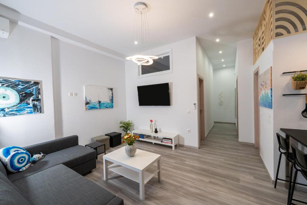 TV a/nebo společenská místnost v ubytování Central Suites Aegina 2