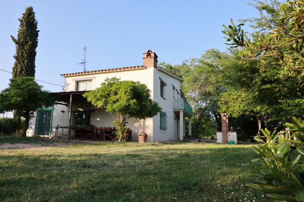 una imagen de una casa con un patio en Masia Rural Cal Belles Mas, en Riudarenes