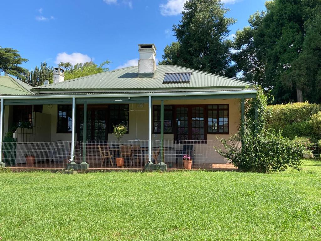 een huis met een groen gazon ervoor bij Irish Hills - two bedroom apartment in Hilton