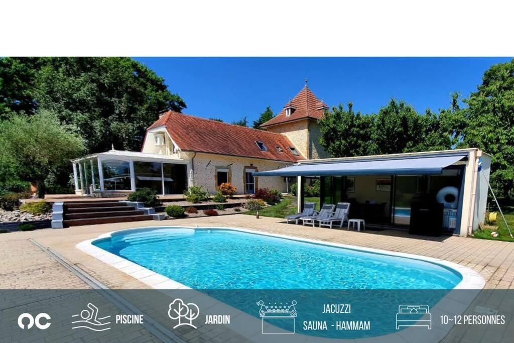 una piscina di fronte a una casa di Villa du Bonheur - 10 pers. - Spa - Sauna - Hammam 