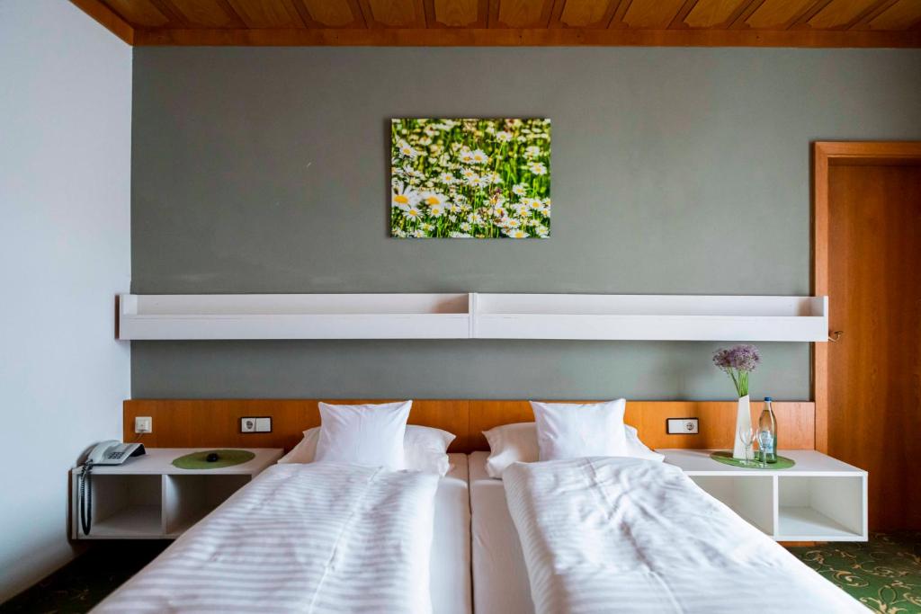Postel nebo postele na pokoji v ubytování Hotel zur Post
