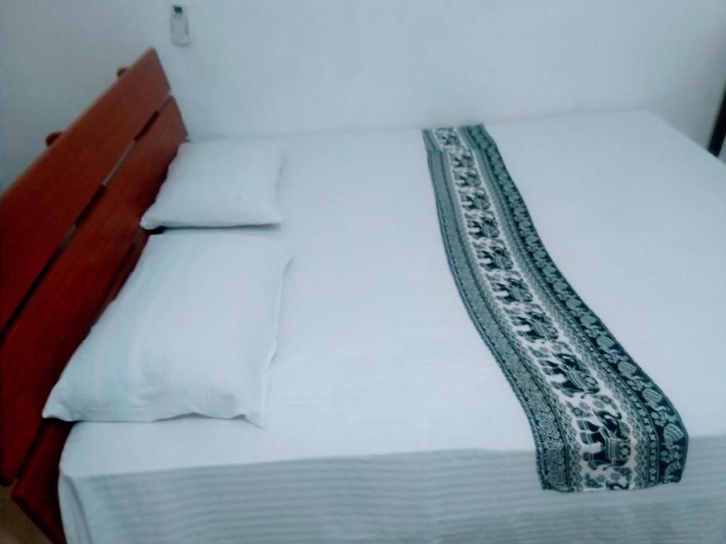 A bed or beds in a room at Sigiriya Guest House Inamaluwa