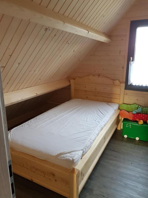 Posteľ alebo postele v izbe v ubytovaní Dom drewniany JULKA
