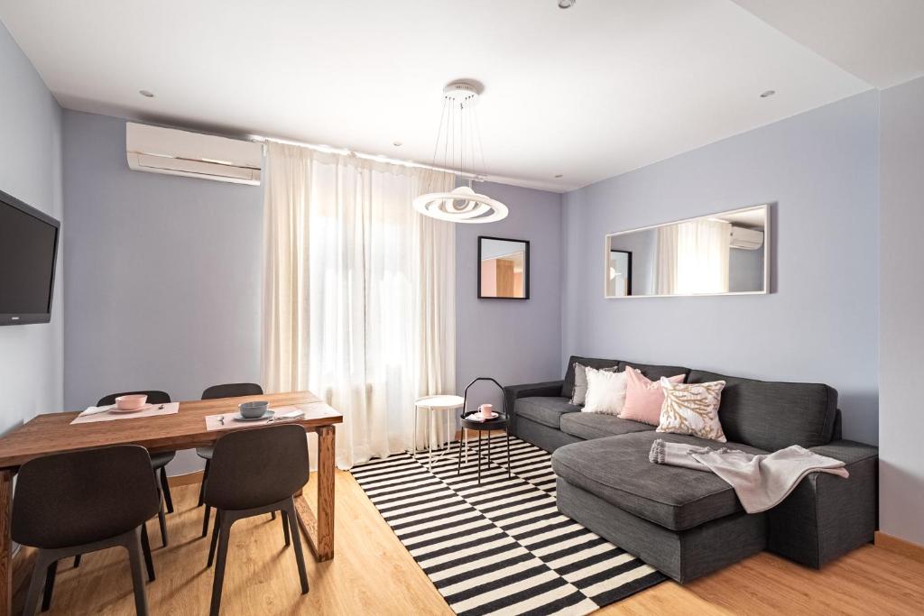 un soggiorno con divano e tavolo di Three bedrooms apartment a Barcellona
