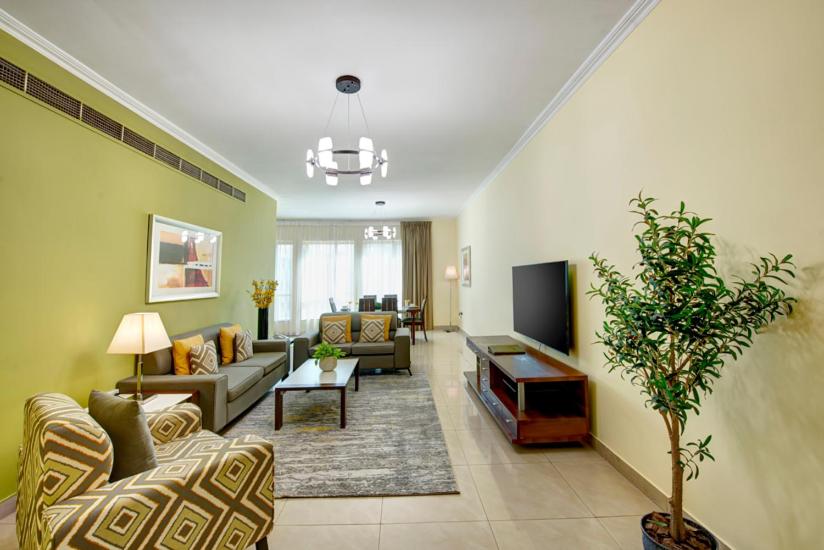 TV a/nebo společenská místnost v ubytování Radiance Premium Suites