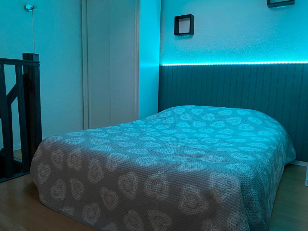 um quarto com uma cama com uma luz azul em Villa Domaine des Pins, Magasins proches, Piscine em Fréjus