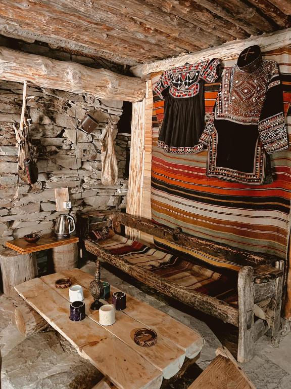 Posezení v ubytování Ethnic Hostel Shatili