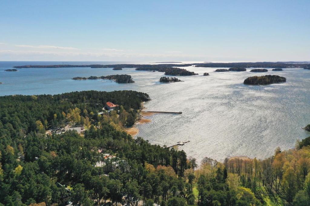 una vista aerea di un lago con foreste e isole di Hotel Sofia a Helsinki