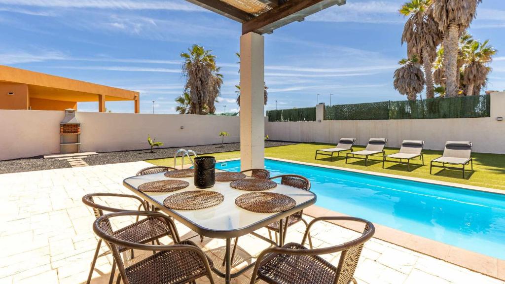 Bazén v ubytování Villa Jarcia by Calima Villas nebo v jeho okolí