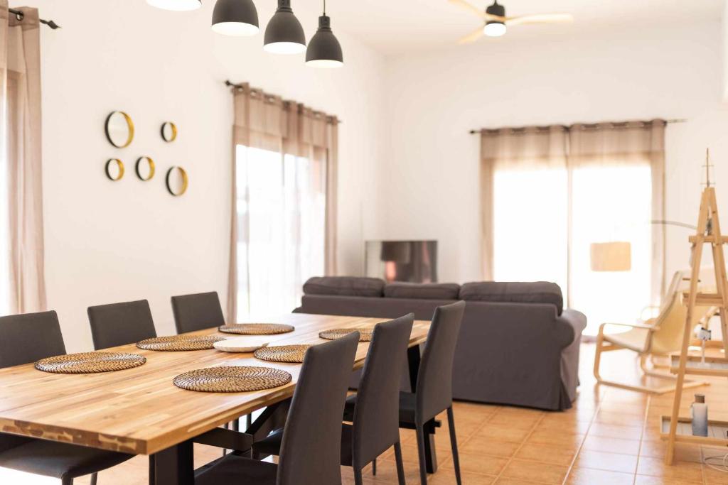 Posezení v ubytování Villa Jarcia by Calima Villas