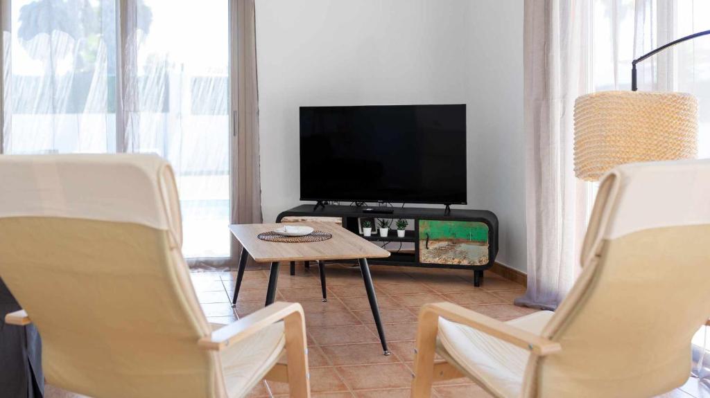 TV a/nebo společenská místnost v ubytování Villa Jarcia by Calima Villas