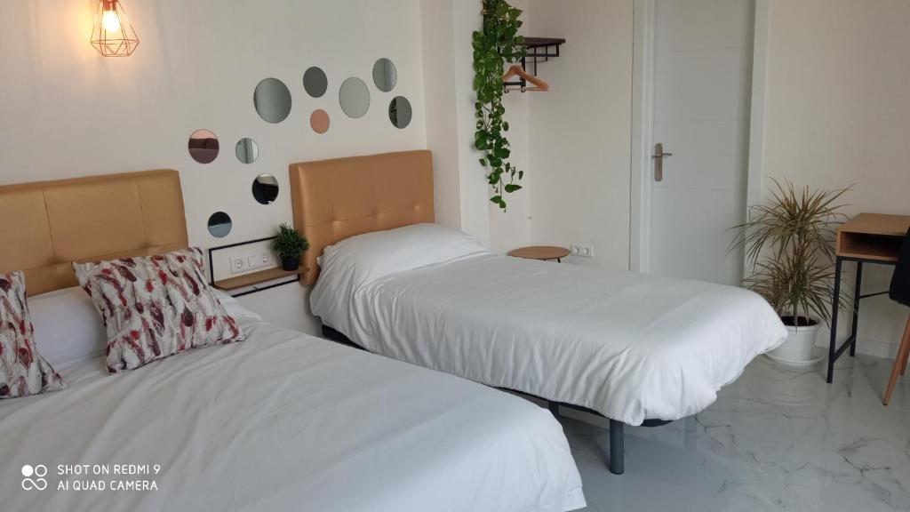 2 Betten nebeneinander in einem Zimmer in der Unterkunft La Villa del Sastre in Vélez-Málaga