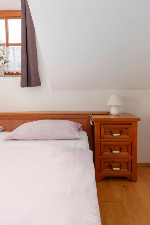 Ένα ή περισσότερα κρεβάτια σε δωμάτιο στο Apartma Metka