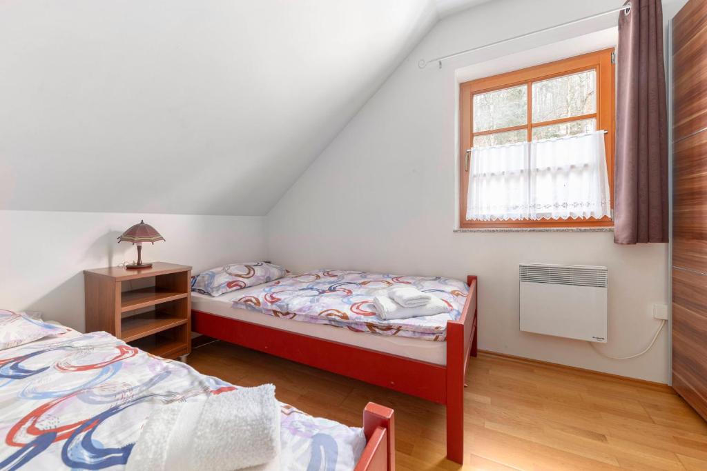 Ένα ή περισσότερα κρεβάτια σε δωμάτιο στο Apartma Metka