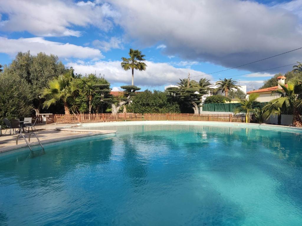 una gran piscina de agua azul en un patio en Villa Carlos en Vinarós
