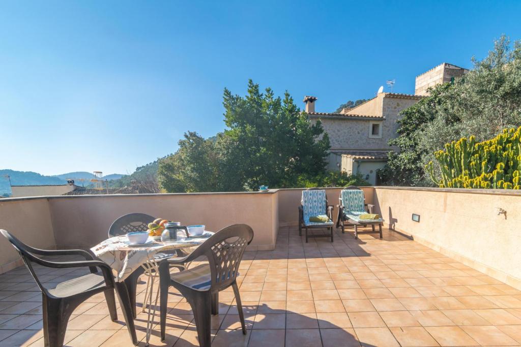 a patio with a table and chairs on a balcony at Casa Nord 10Pax in Caimari