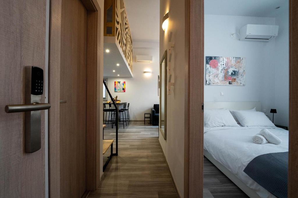Postel nebo postele na pokoji v ubytování Central Suites Aegina 1
