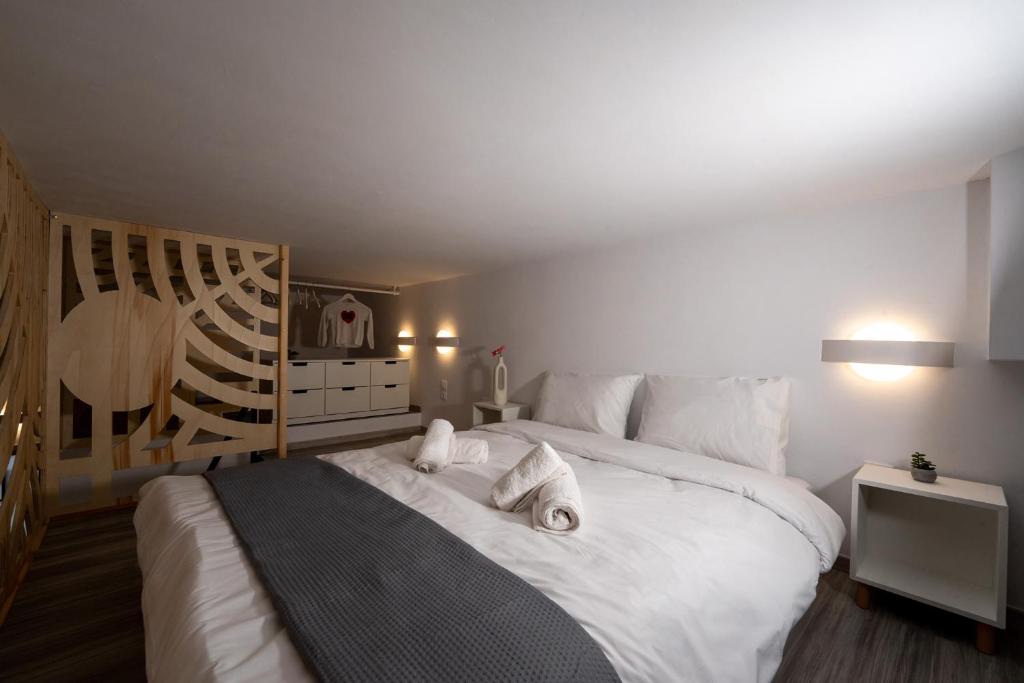 Postel nebo postele na pokoji v ubytování Central Suites Aegina 1