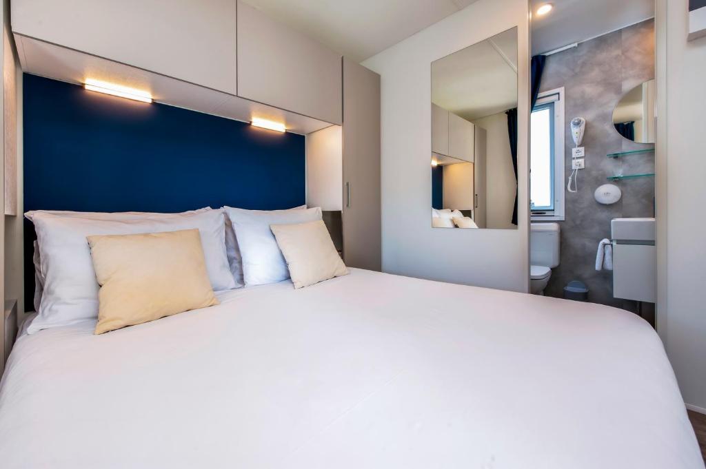 Кровать или кровати в номере Maistra Camping Polari Mobile homes