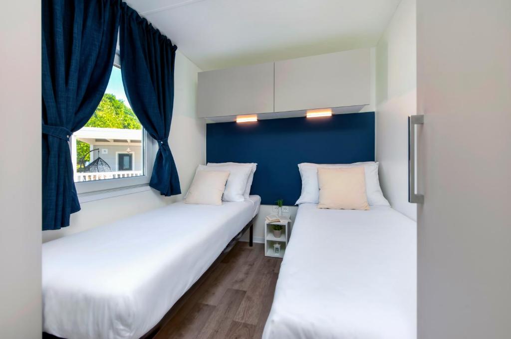 Кровать или кровати в номере Maistra Camping Polari Mobile homes