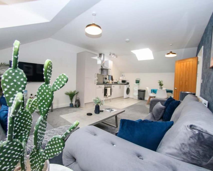 Luxe Living Guest House-Sleeps 6 -Family Friendly-Private Parking-Wifi-City-Beach - Appartement De Trois Chambres