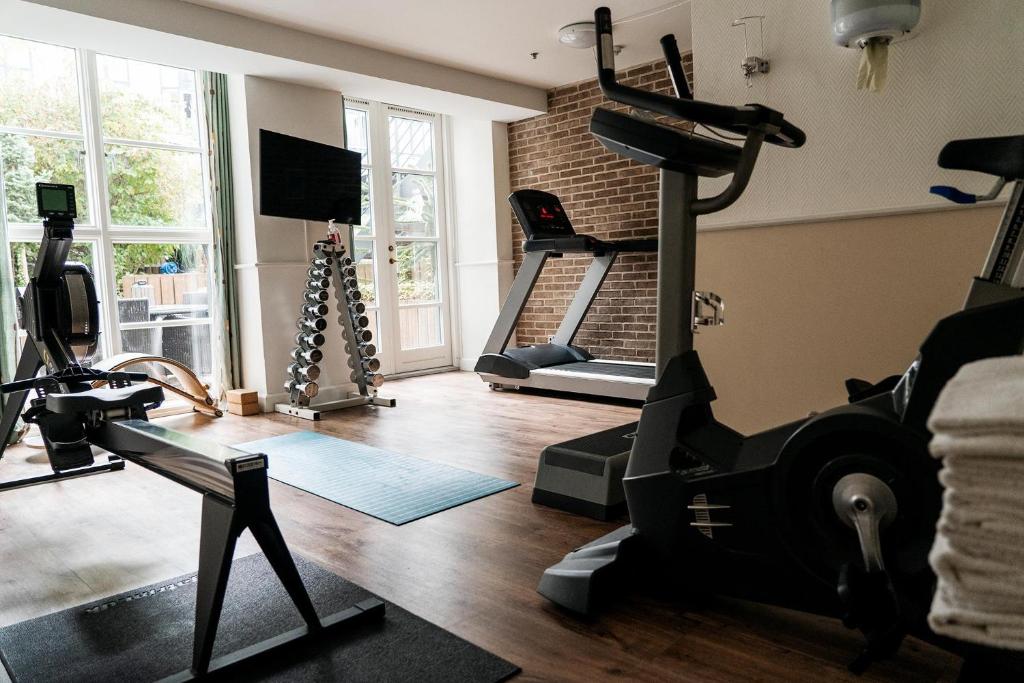 Fitness centrum a/nebo fitness zařízení v ubytování Ibsens Hotel
