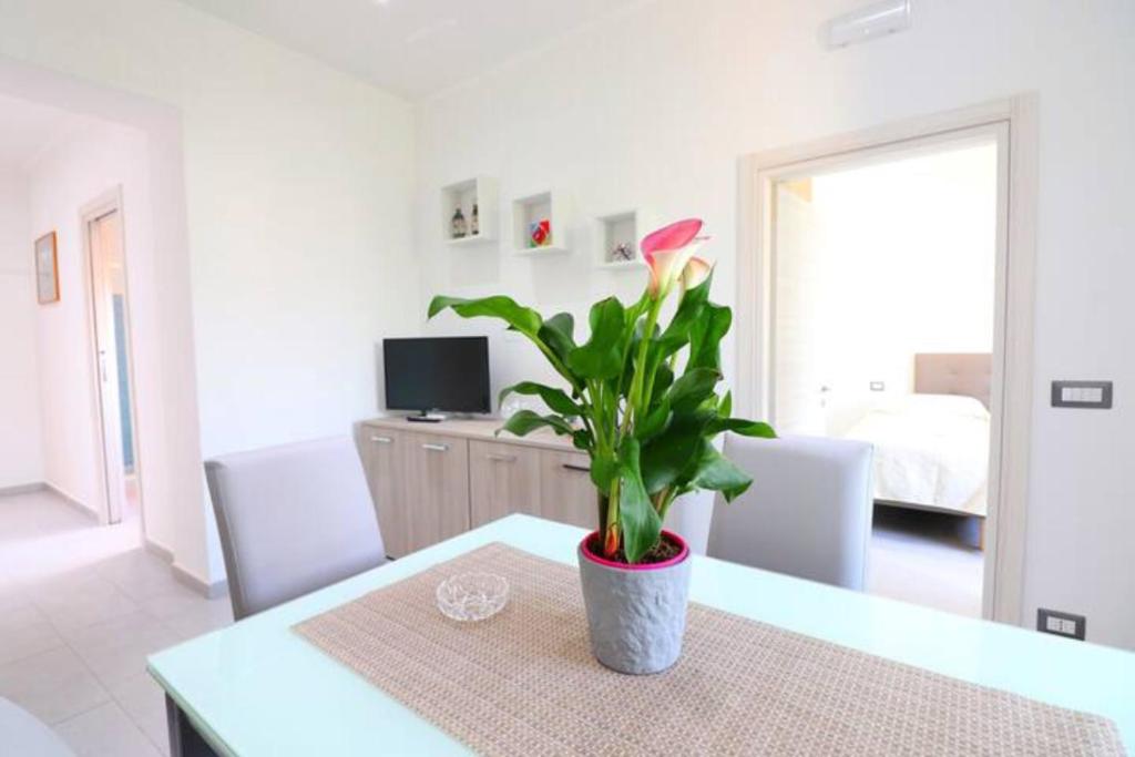 ein Zimmer mit einem Tisch und einer Topfpflanze darauf in der Unterkunft Casa Ninà in Sant'Agnello