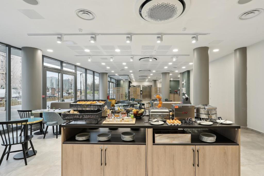 Reštaurácia alebo iné gastronomické zariadenie v ubytovaní All Suites Noisy Le Grand