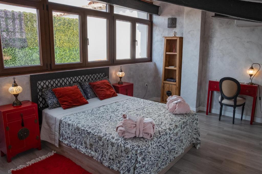 Un dormitorio con una cama con dos bolsas. en RIAD MEDINA MUDEJAR BAÑOS ARABES, en Toledo