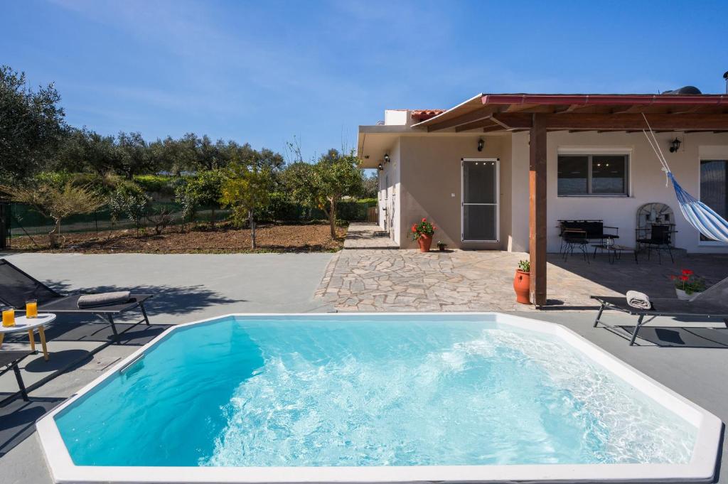 Bazén v ubytovaní Villa Cleronomia, private pool, seaview, alebo v jeho blízkosti