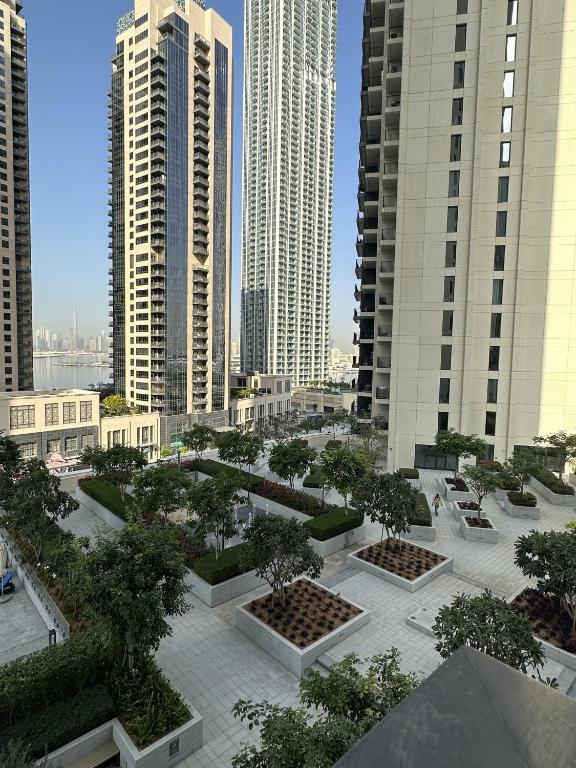 3BR Haven with Burj Views by MagnoliasVHR - Resim 11
