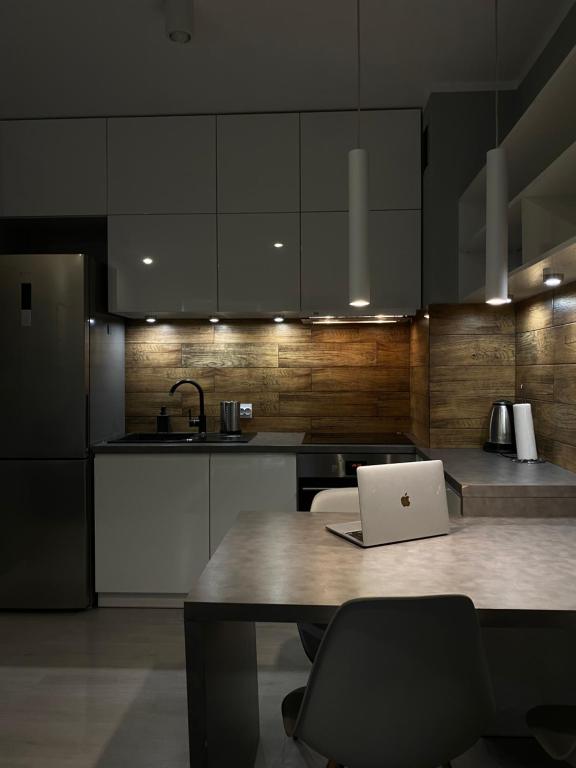 トルンにあるBP Apartment IVのキッチン(ノートパソコン付きのテーブル付)