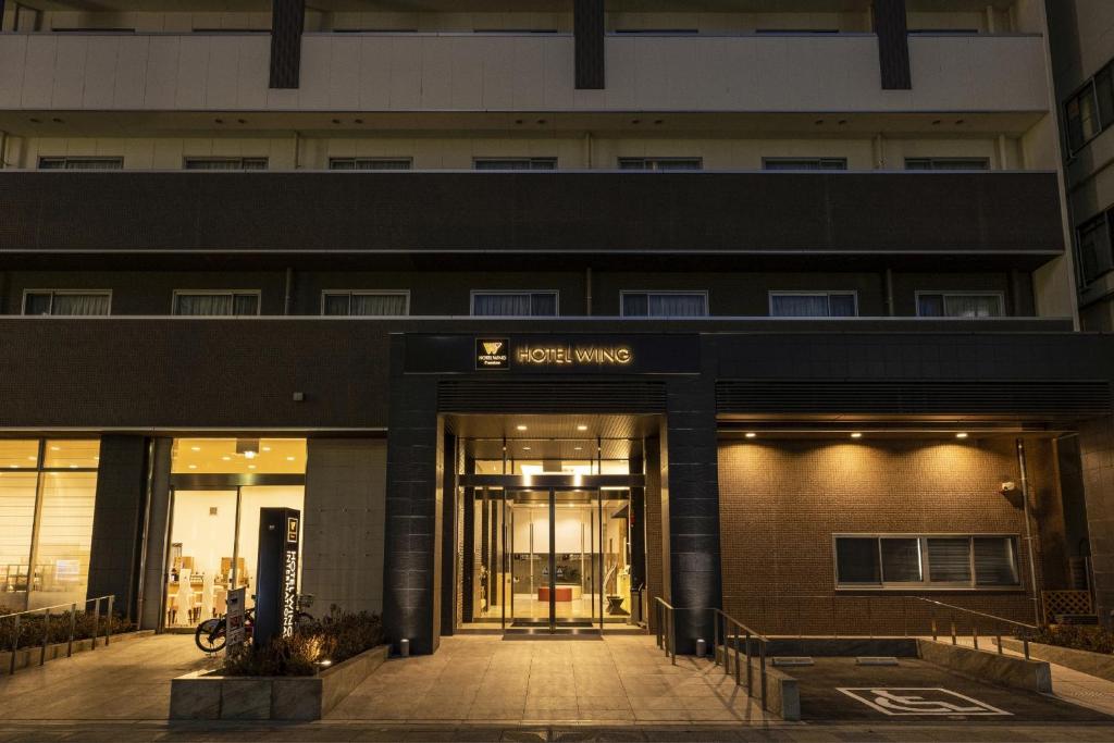 un bâtiment avec l'entrée d'un bâtiment dans l'établissement Hotel Wing International Premium Osaka-Shinsekai, à Osaka