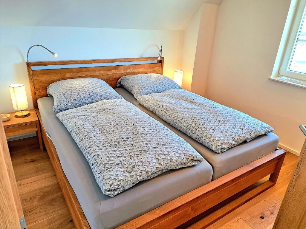 Postel nebo postele na pokoji v ubytování Ferienhaus Distelfink mit Sauna und Kamin