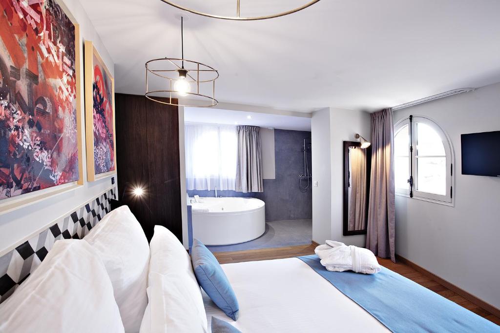 Postel nebo postele na pokoji v ubytování Boutique Hotel Villa du Taur