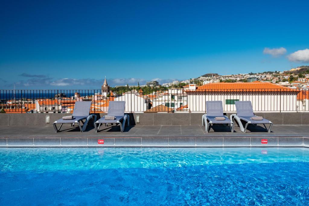 Bazén v ubytování Hotel do Carmo nebo v jeho okolí