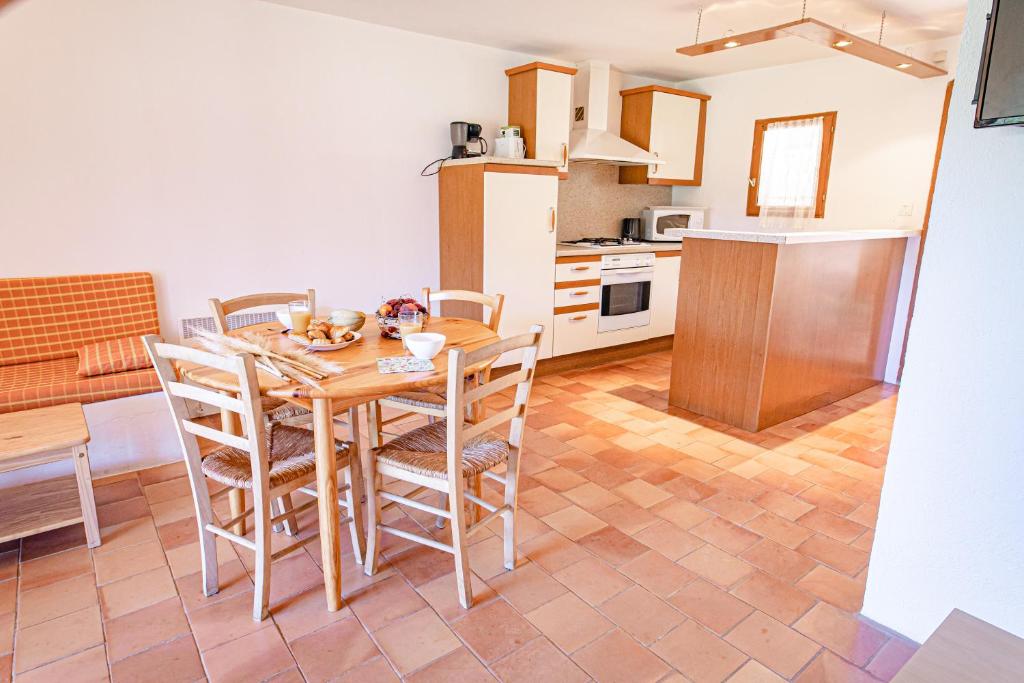 a kitchen and dining room with a table and chairs at Domaine De Sigalous in La Crau